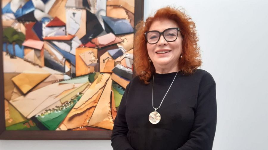 Sonia Vaccaro, responsable de RTVE Igualdad, aparece en una fotografía junto a una obra de arte abstracta.