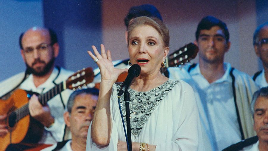 María Dolores Pradera canta en 'Imprescindibles' por su centenario, acompañada de músicos con guitarras.
