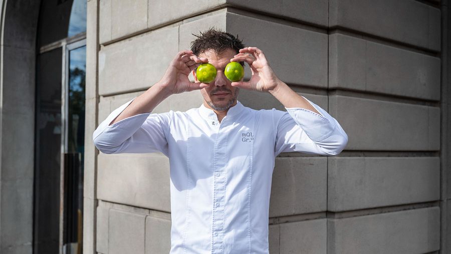 Miquel Guarro, con chaquetilla de cocinero, se tapa los ojos con dos limas.