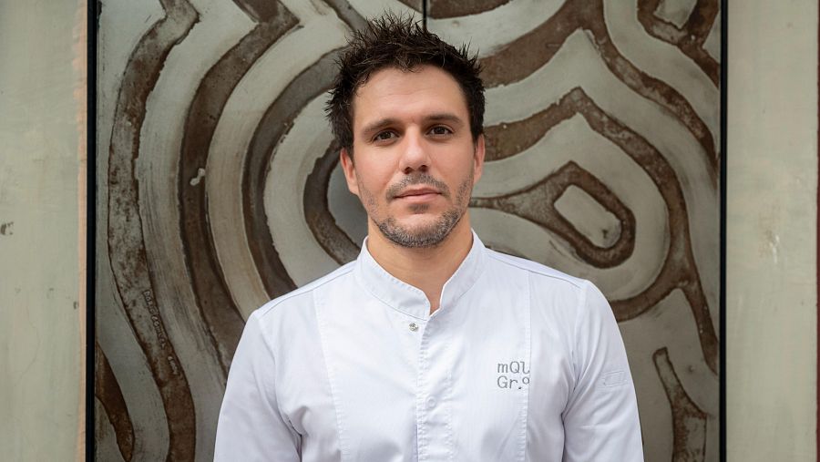 Miquel Guarro, con chaquetilla blanca, posa serio ante la cámara.