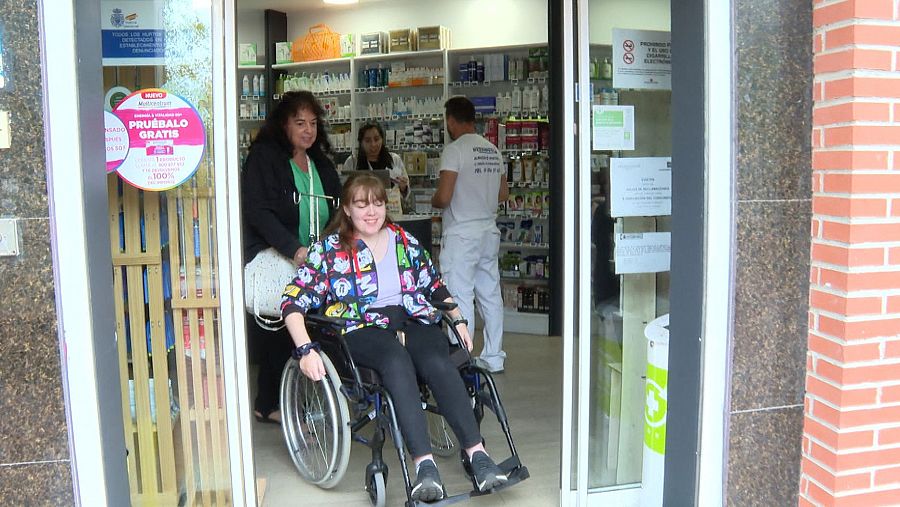 Lucía, paciente de COVID persistente con su madre, Susana, vamos a la farmacia a buscar el “cargamento” necesario