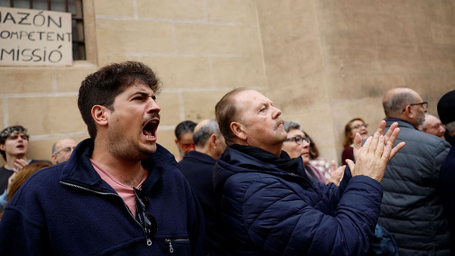 Manifestantes protestan frente a Les Corts Valencianes pidiendo la dimisión de Carlos Mazón.