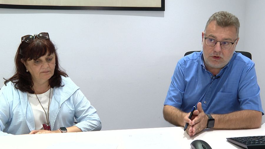 Montserrat y su abogado, Miguel Arenas, celebran la primera sentencia de incapacidad absoluta por COVID persistente para una limpiadora.