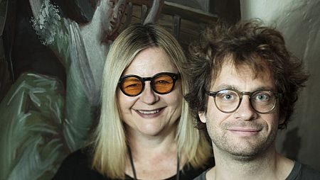 Los directores de cine Veronika Franz y Severin Fiala posan juntos para una foto.