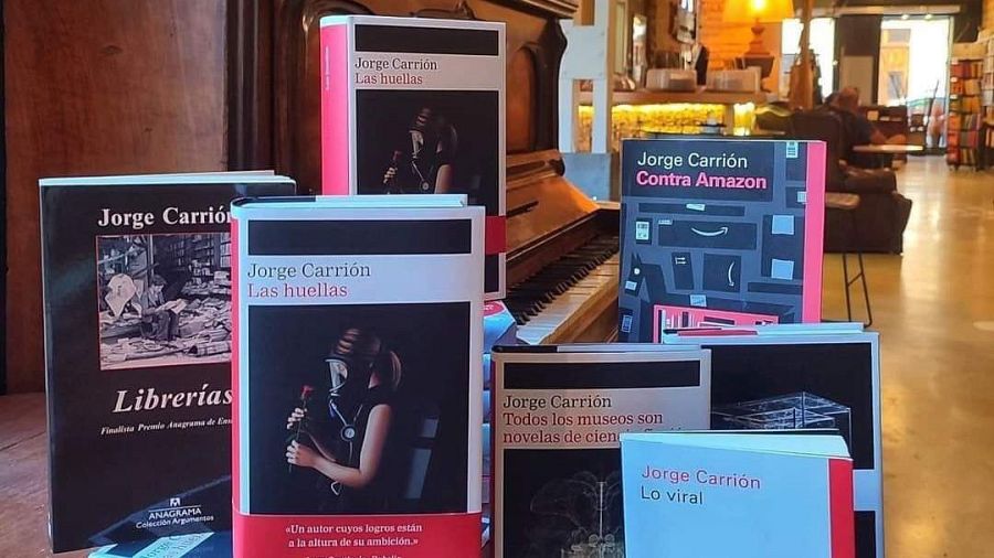 Libros de Jorge Carrión expuestos en una librería, incluyendo títulos como 