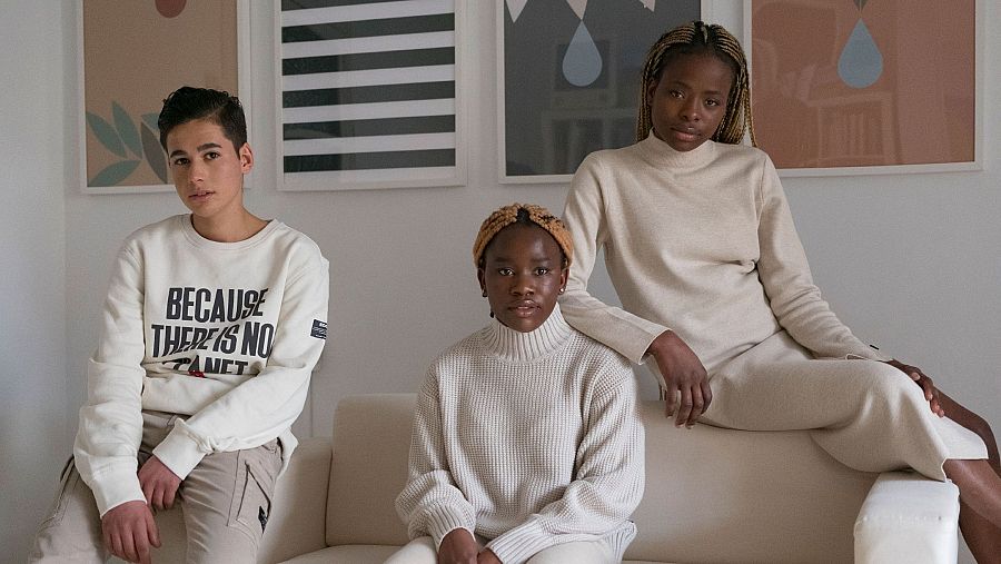 Tres jóvenes posan para la promoción de 'Seres de luz', proyecto del estudio granadino Buenaventura.