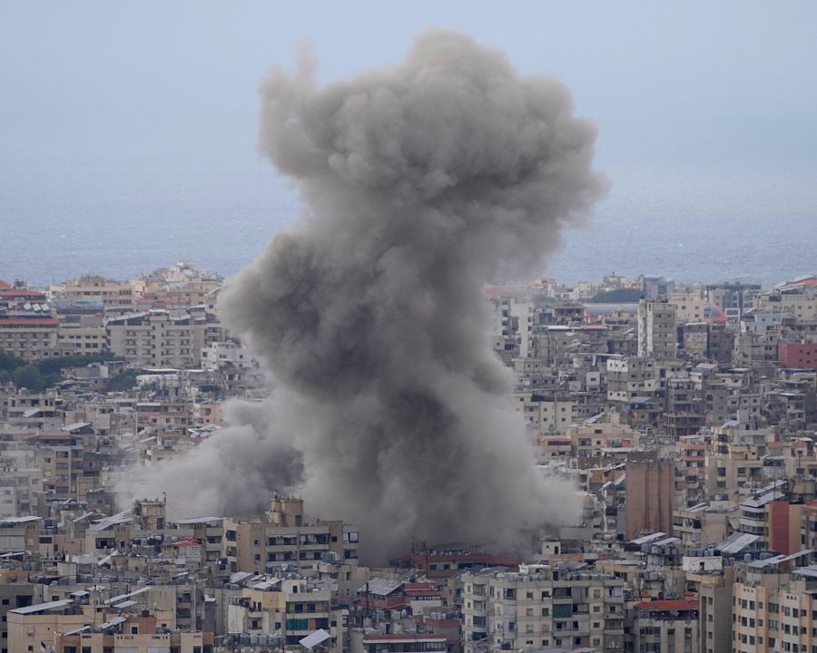 El humo se eleva entre los edificios alcanzados en un ataque aéreo israelí en Dahye, en el suburbio sur de Beirut