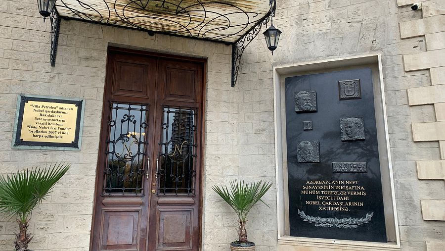 Entrada a Villa Petrolea, con imágenes de los hermanos Nobel