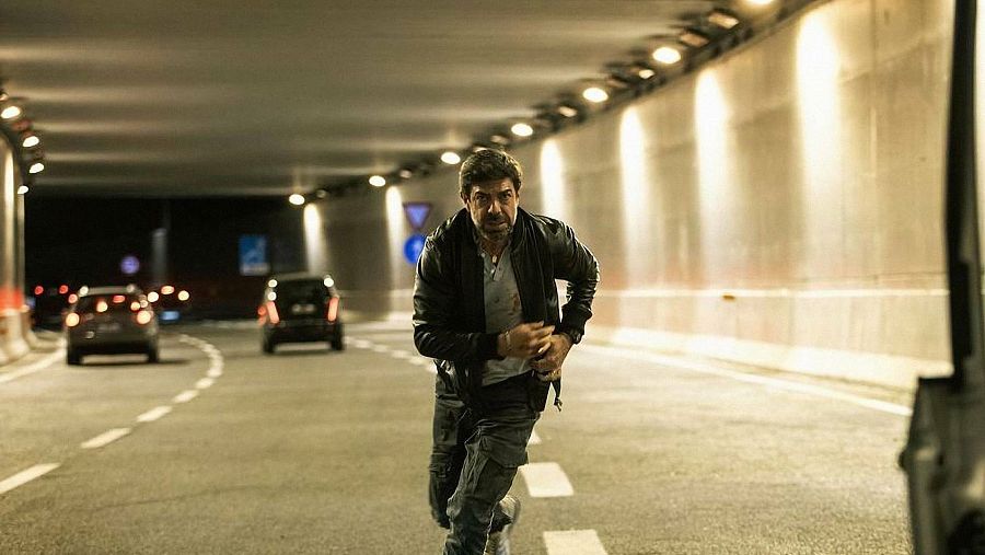 Óscar Jaenada corre por un túnel en una escena de 'Última noche en Milán'.