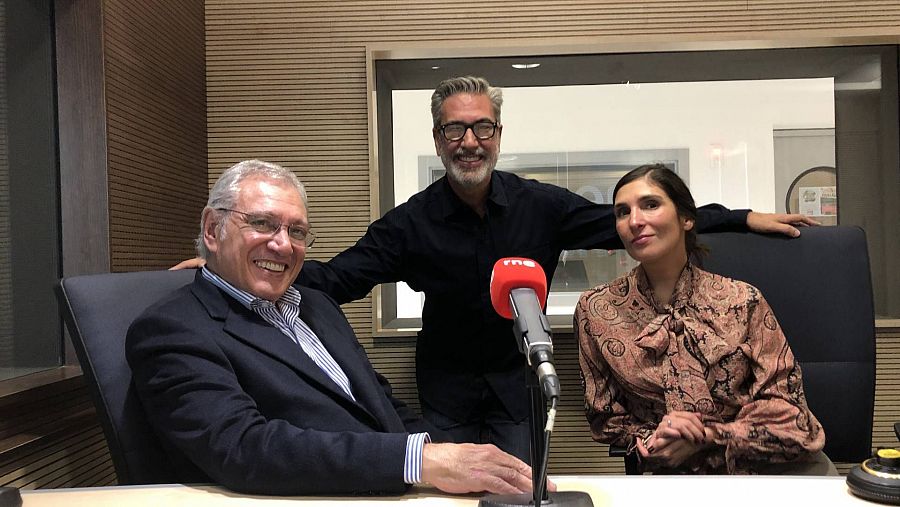 Gerardo Correas, presidente de la Escuela Internacional de Protocolo, junto a Marina Fernández, directora de Comunicación y Relaciones Institucionales del Grupo Escuela Internacional del Protocolo, y Arturo Martín, director de Memoria de delfín.