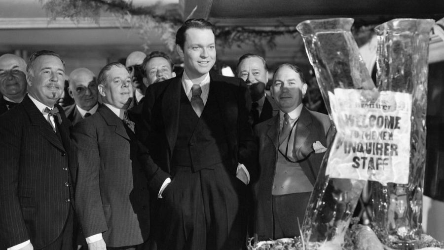Orson Welles, en el centro, rodeado del equipo del periódico Inquirer en una escena de 