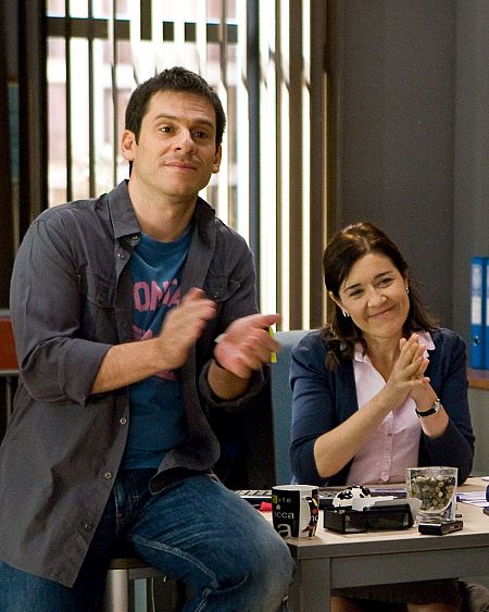 Daniel Ortiz y Laura Pamplona aplauden en una imagen promocional de la serie 