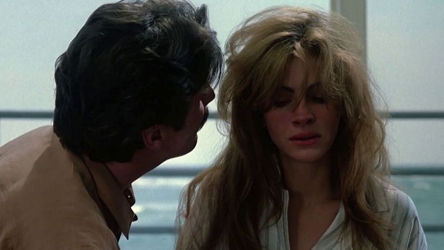 Julia Roberts con rostro de angustia, escucha a su marido en una escena de 'Durmiendo con su enemigo'.