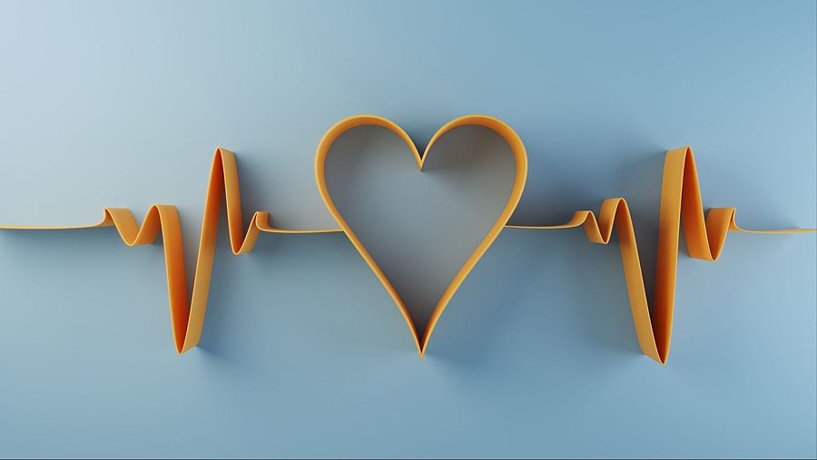 Línea naranja ondulante que forma un corazón, simbolizando la salud cardiovascular.