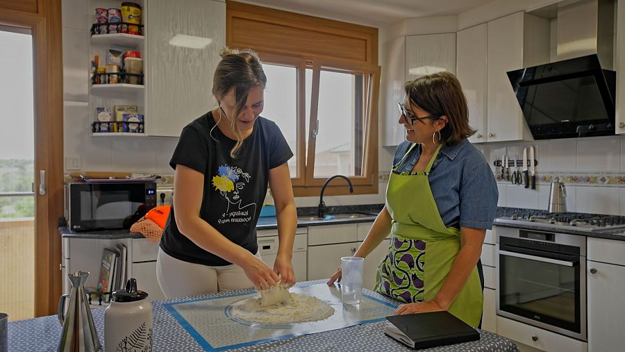 Sílvia Abril cuinant crestes farcides amb la Tania