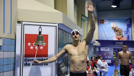 El nadador Carles Coll toca la campana para celebrar como es tradición uno de los récords nacionales que batió en el Campeonato de España de Invierno en Madrid