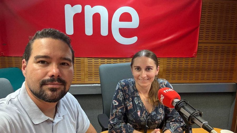 Javier Larrauri y Olga Tonchuk, en los estudios de RNE Alicante