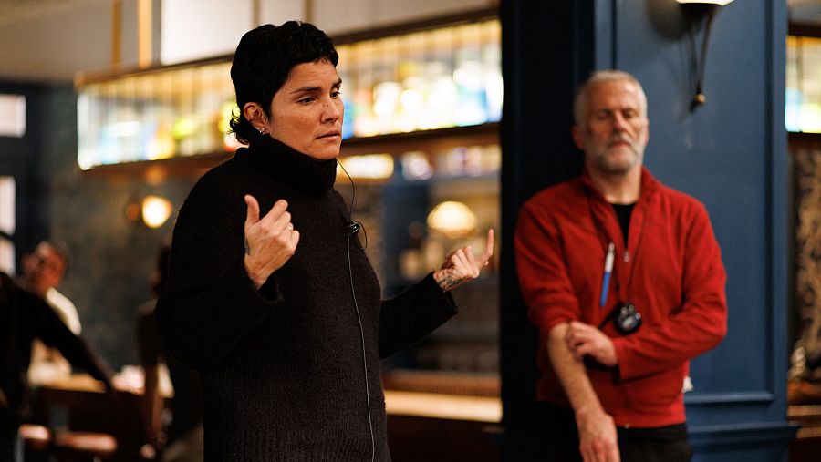 Lili Bocanegra, directora de 'La Moderna', en pleno rodaje de la serie, dando indicaciones al equipo.