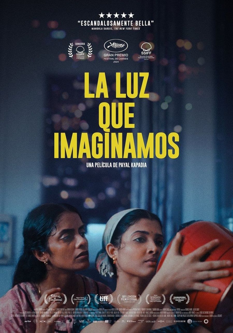 Cartel de 'La luz que imaginamos' con dos mujeres en primer plano, una de ellas sosteniendo un objeto rojo.