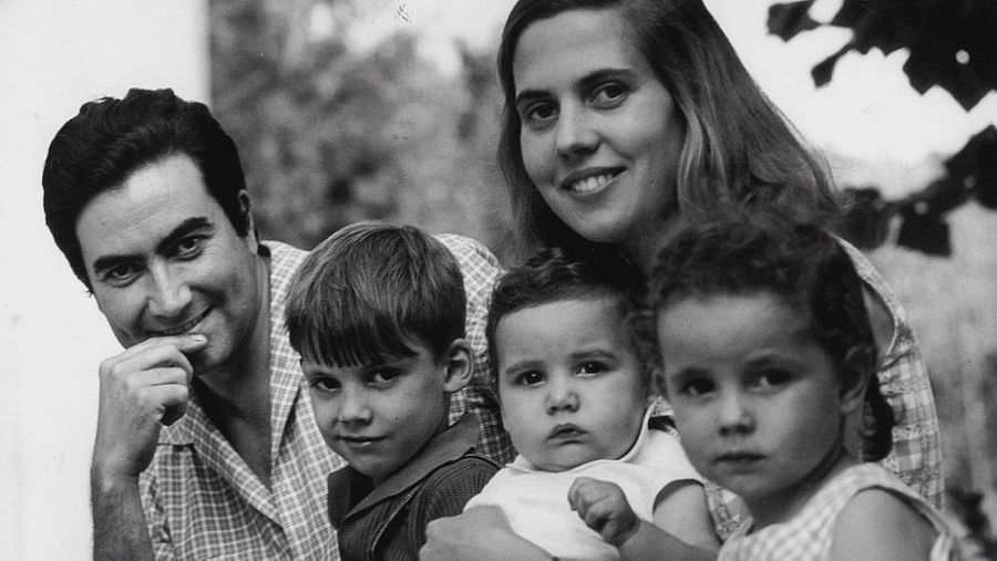 Antoni Tápies, su mujer Teresa y sus tres hijos