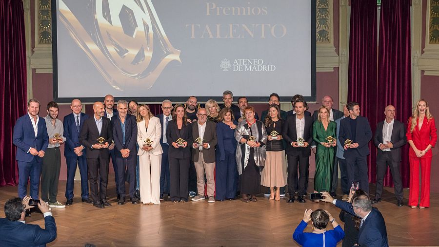 Foto de familia de los galadonados en los Premios Talento