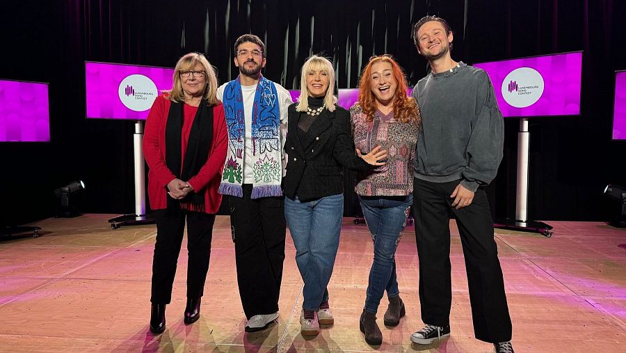 Jurado del Luxembourg Song Contest 2025 posa en un escenario con pantallas que muestran el logo del festival.