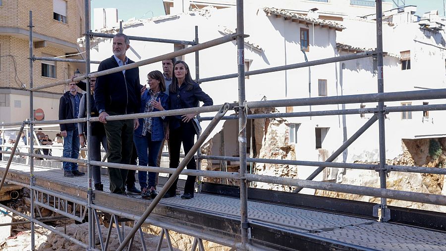Los reyes Felipe VI y Letizia visitan Chiva, Valencia, para observar los daños causados por la DANA.