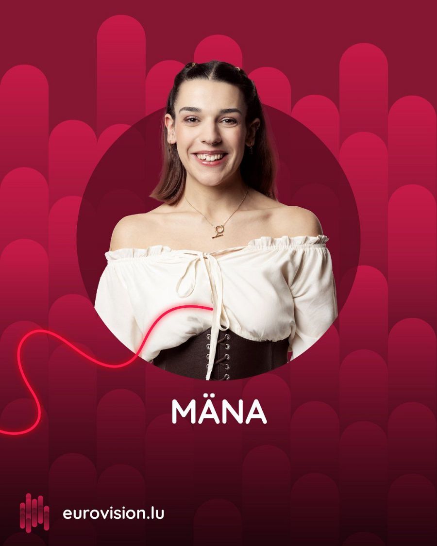 MÄNA, representante de Luxemburgo en Eurovisión, posa sonriente para la cámara.