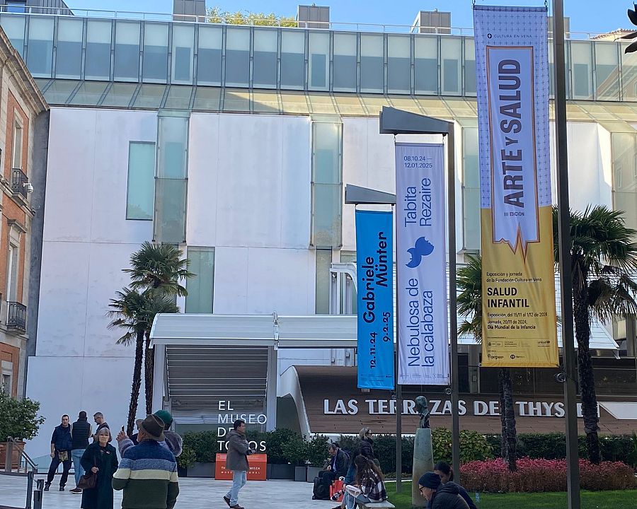 Banderola en el Museo Thyssen-Bornemisza de Madrid anunciando la exposición 'Arte y Salud' y otras.