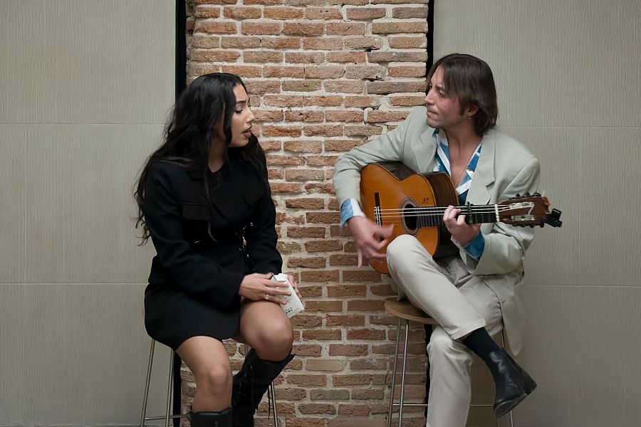 María José Llergo y Paco Soto en un acto por el Día Internacional del Flamenco. Él toca la guitarra mientras ella canta.