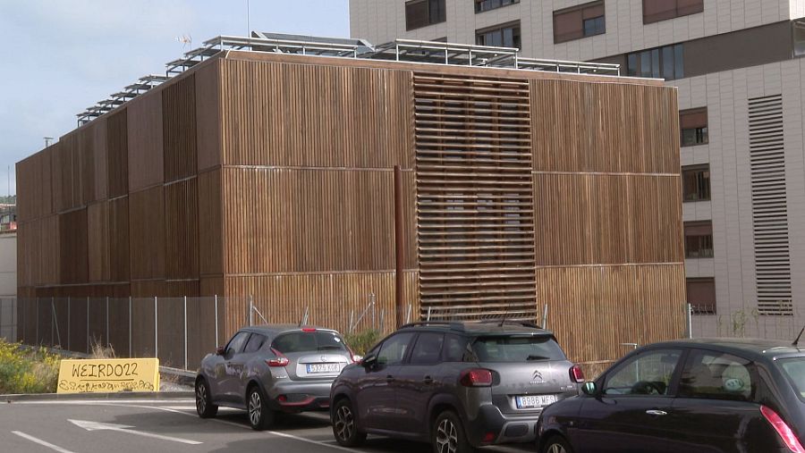 Edificio de vida comunitaria de Trinitat en Barcelona, con fachada de madera y paneles solares.
