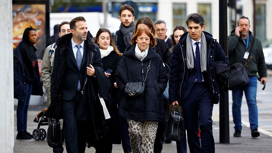 Dominique Pelicot y su equipo legal caminan por la calle en Francia tras su última declaración.