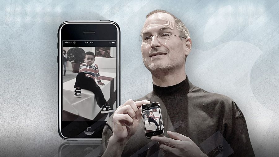 Steve Jobs presenta el iPhone con una foto de Lamine Yamal, nacido el mismo año de los triunfos de Nadal en el tenis.
