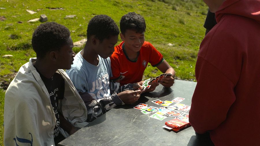 Chicos de Andorra jugando a las cartas