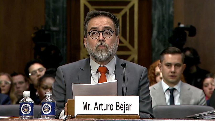Arturo Béjar en el Senado estadounidense