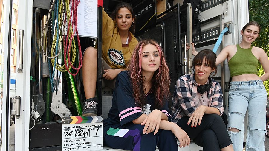 Juana Macías, directora de 'Las chicas de la estación', posa con las actrices en el set de rodaje.