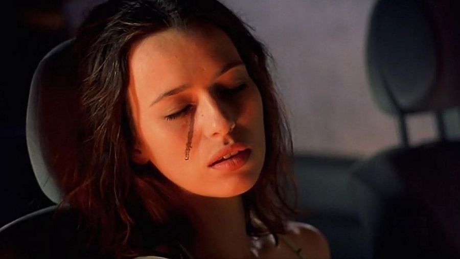 Ariadna Gil con una lágrima negra en el rostro en una escena de la película 'Lágrimas negras'.