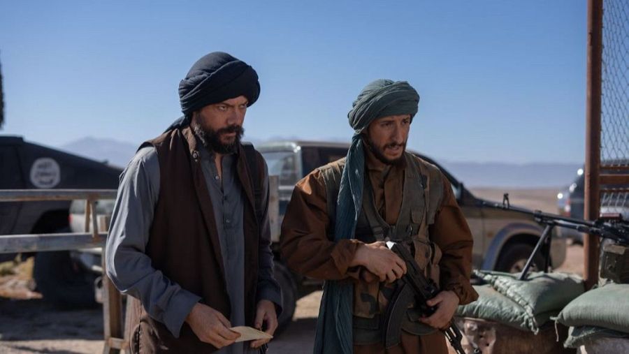 Álvaro Morte y Abdelatif Hwidar en 'Raqa', caracterizados con turbantes y vestimenta tradicional.