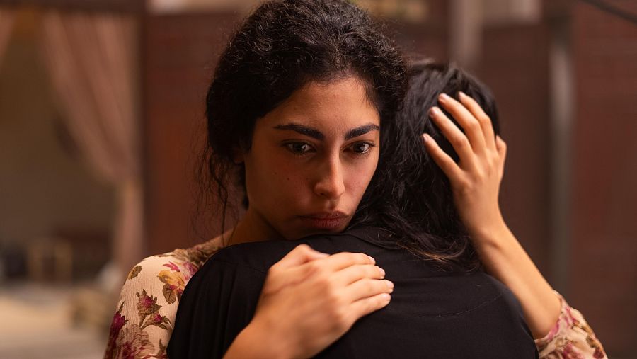 Mina El Hammani abraza a otra persona en una escena de la película 'Raqa'.