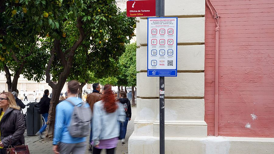 Sevilla pide a los turistas que no se paren en la calle ni grupos de más de 30 personas