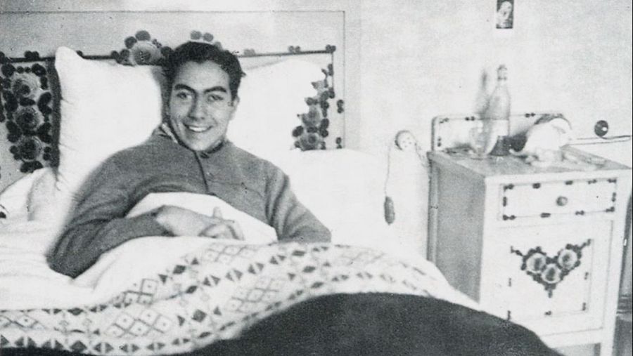 Antoni Tàpies, joven y sonriente, durante su convalecencia en 1942.