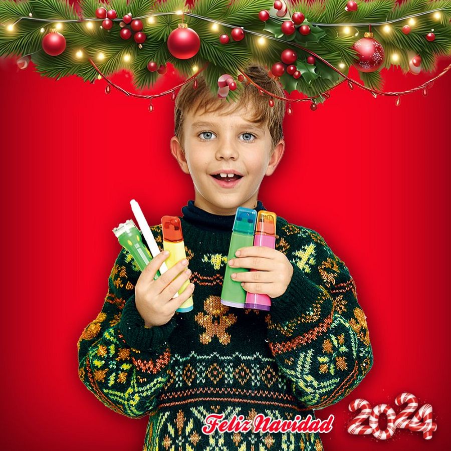 Niño con jersey navideño y rotuladores de colores sobre fondo rojo con decoración navideña y el texto 