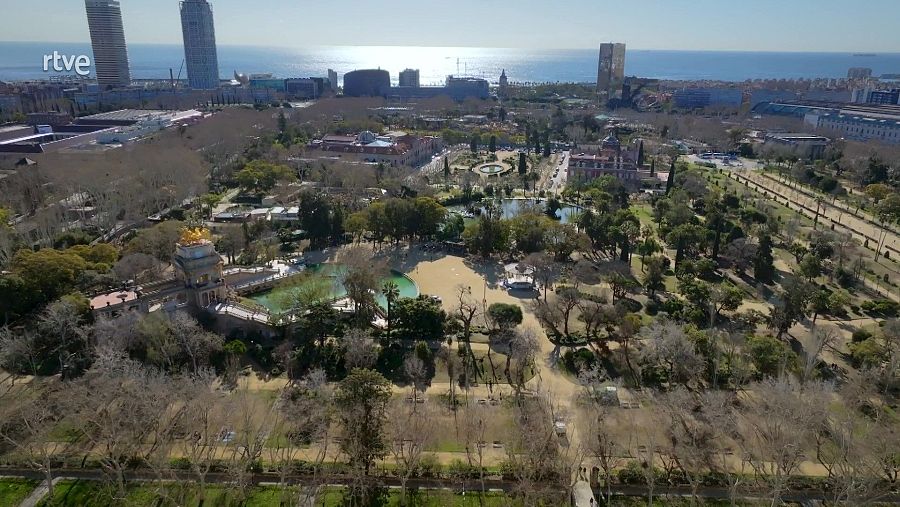 El Parque de la Ciutadella de Barcelona, un oasis verde en la ciudad, visto desde el aire.