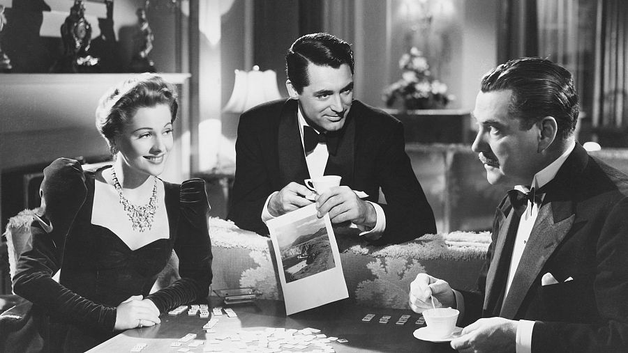 Cary Grant, Joan Fontaine y Nigel Bruce en una escena de 