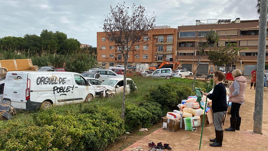 A la entrada de Massanassa, dos mujeres recogen material de limpieza