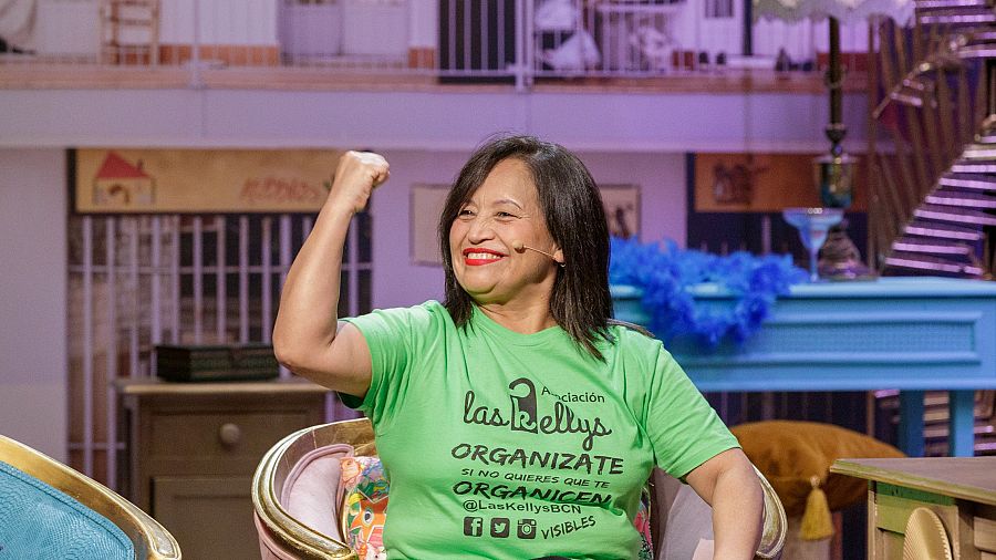 Mujer sonriente celebrando, con camiseta de 