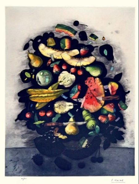 Bodegón expresionista de C. Toral con frutas (plátanos, peras, fresas, sandía, cerezas, manzanas) atravesadas por dos cuchillos. Pinceladas visibles.