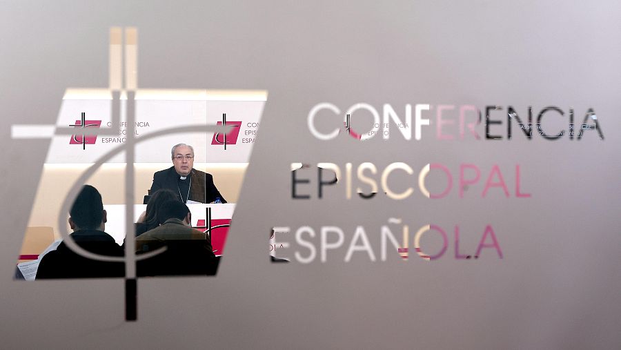 Obispo hablando en rueda de prensa tras la Asamblea Plenaria de la Conferencia Episcopal Española. Periodistas presentes.