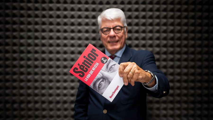 Manel Domínguez amb el llibre ''Sénior: la vida que no cesa'