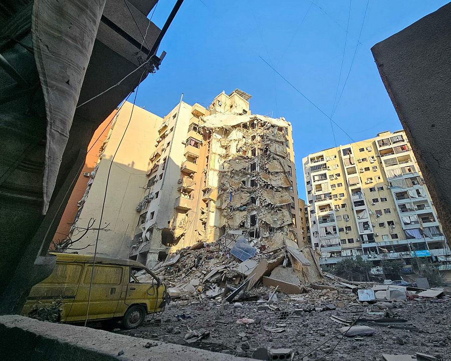 Edificio destruido tras ataque aéreo en Beirut. Escombros y parte de una furgoneta amarilla visibles. Daños considerables.